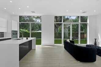5720 SW 24th St in Miami, FL - Building Photo - Building Photo