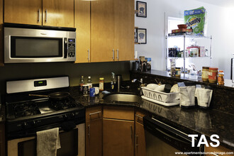 3023 N Oakley Ave, Unit 2 in Chicago, IL - Building Photo - Building Photo