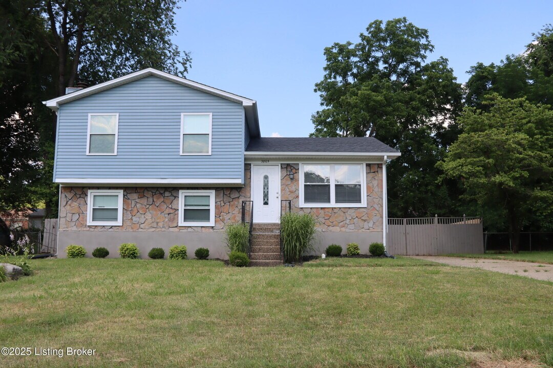 3805 Stigwood Ct in Louisville, KY - Building Photo