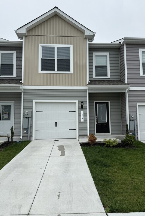 86 Bloomsbury St in Falling Waters, WV - Building Photo
