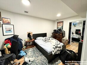7 Grant St, Unit 1 in Boston, MA - Foto de edificio - Building Photo