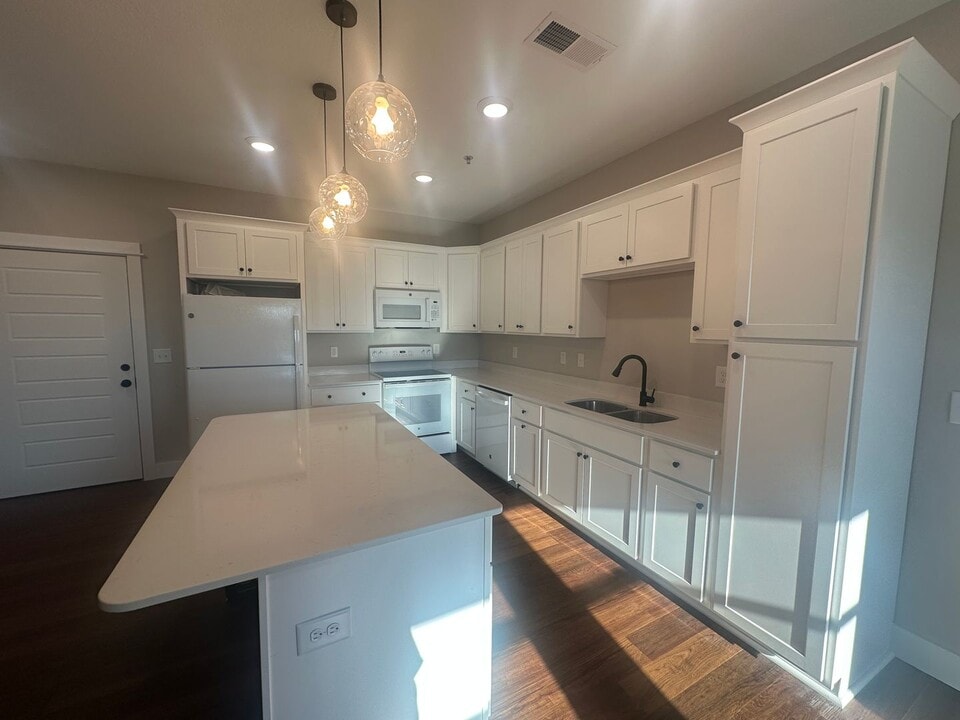 100 Old Tom St in Manteo, NC - Building Photo