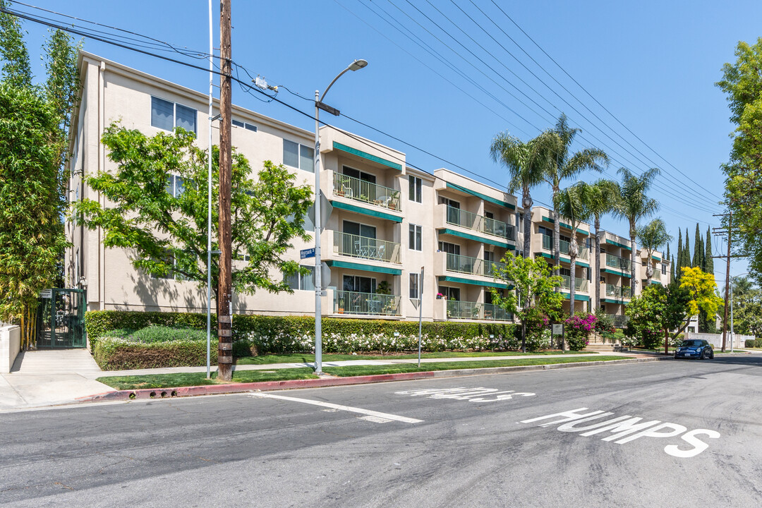 Country Club Condominiums in Sherman Oaks, CA - Building Photo