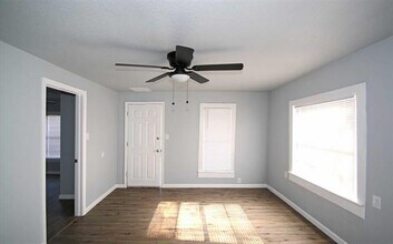 1307 Joslin St in Cleburne, TX - Foto de edificio - Building Photo