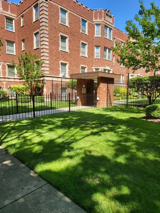 6942 S Crandon Ave, Unit 0B-6942 in Chicago, IL - Building Photo