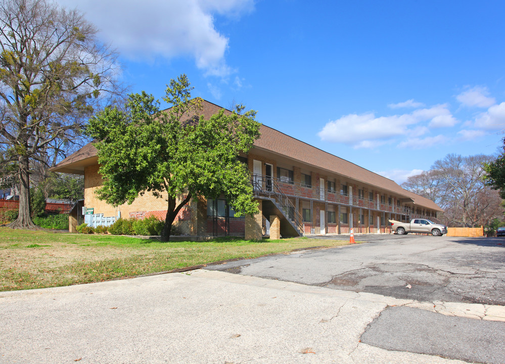 Highland Court in Birmingham, AL - Building Photo