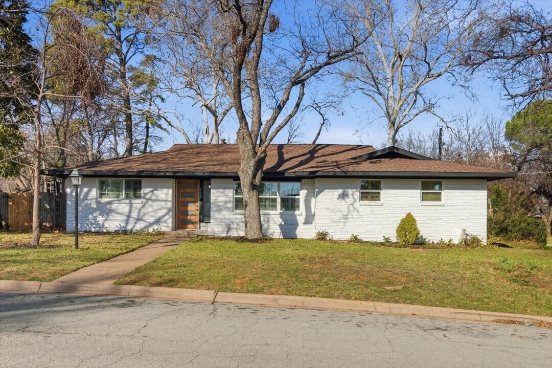 1509 University Dr in Arlington, TX - Building Photo