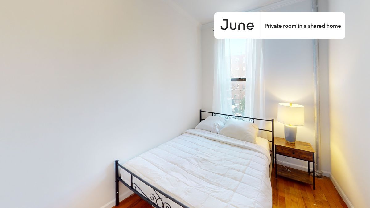 Private bedroom in 3 bed/1 bath Home in New York, NY - Building Photo