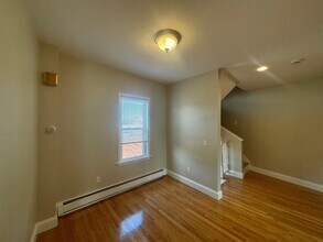 512 Medford St, Unit 2 in Somerville, MA - Building Photo - Building Photo