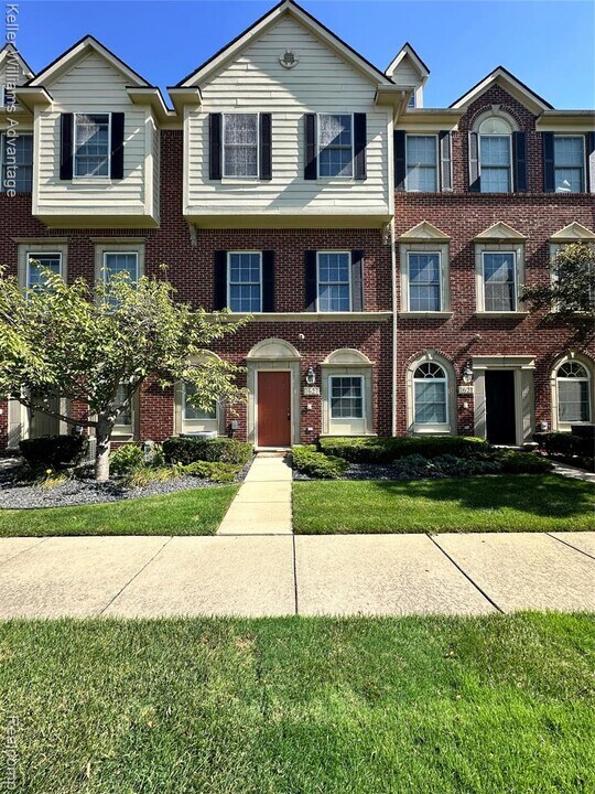 1627 E Lakeview Ln in Canton Township, MI - Building Photo
