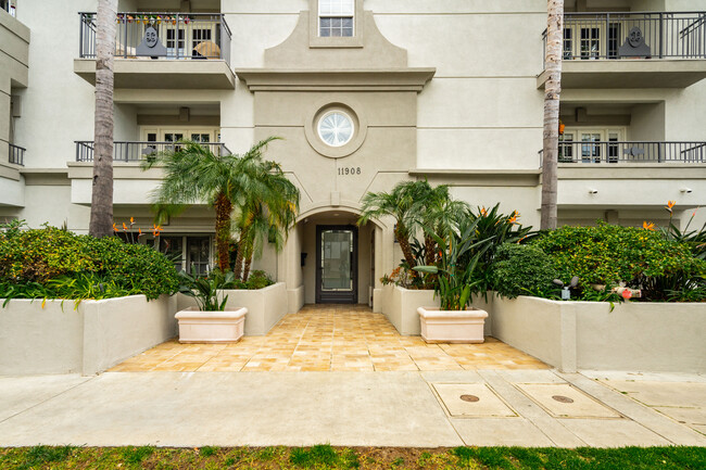 11908 Darlington Ave in Los Angeles, CA - Foto de edificio - Building Photo