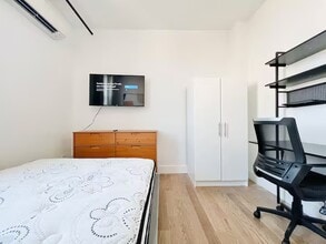 New HDTV room, tons of natural light # 323, Unit 6A in Brooklyn, NY - Foto de edificio - Building Photo