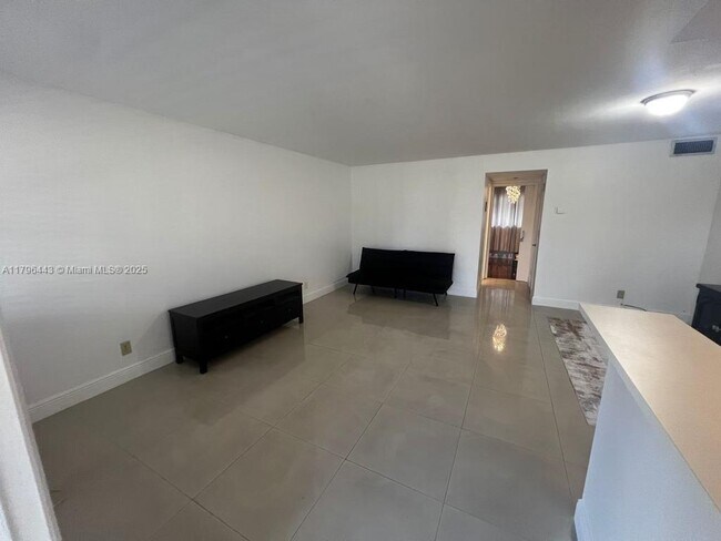 300 Layne Blvd in Hallandale Beach, FL - Building Photo - Building Photo