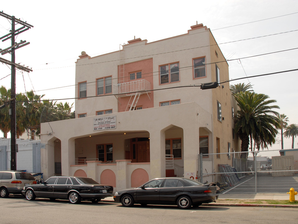 626 17th St in Los Angeles, CA - Building Photo