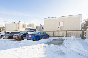 115 Huntington Park NW in Calgary, AB - Building Photo
