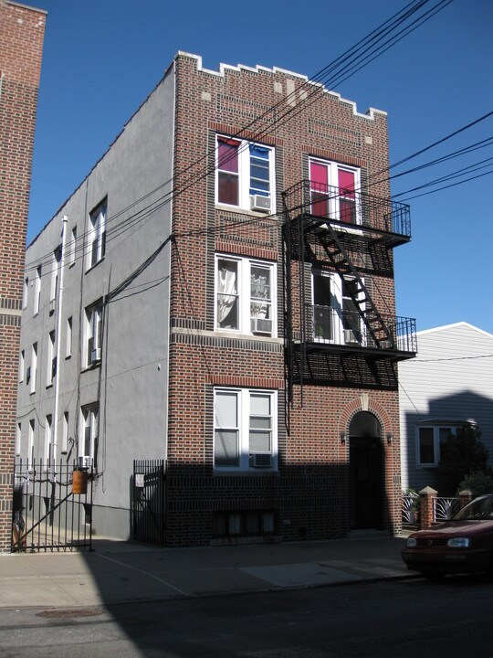 25-46 44th St in Long Island City, NY - Building Photo