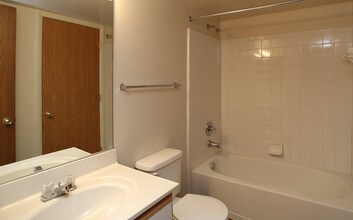 Harbour Cove Apartments in Cincinnati, OH - Building Photo - Interior Photo