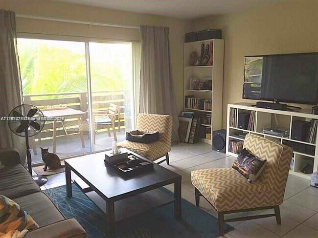 7487 SW 82nd St in Miami, FL - Foto de edificio - Building Photo