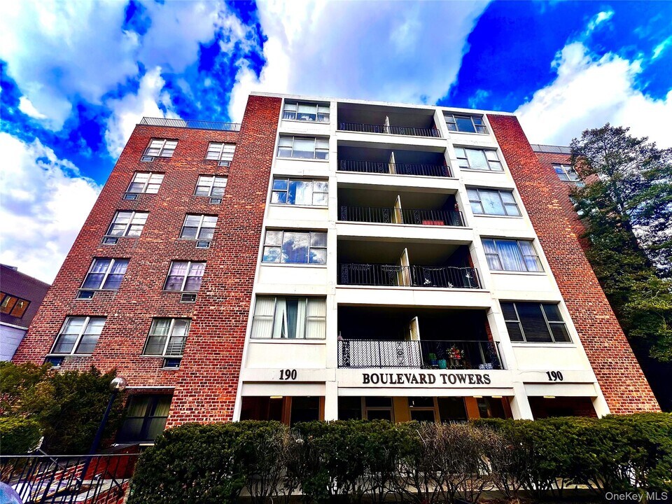 190 1st St in Mineola, NY - Building Photo