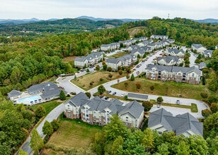 Ballantyne Commons Apartments in Hendersonville, NC - Foto de edificio - Building Photo