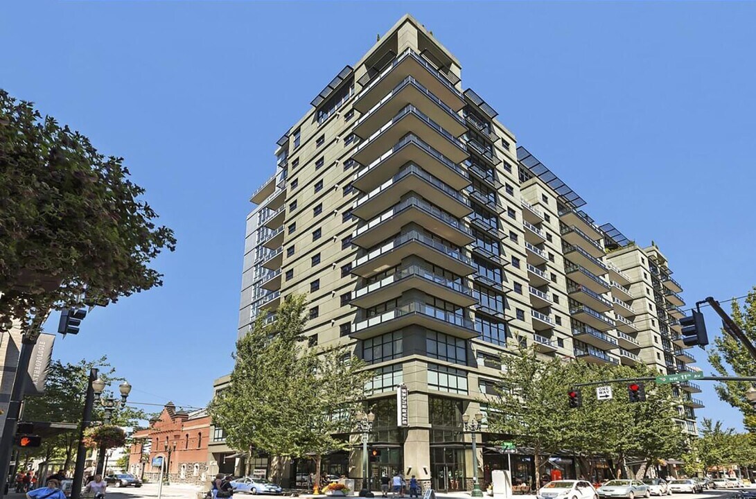 1025 NW Couch St in Portland, OR - Building Photo