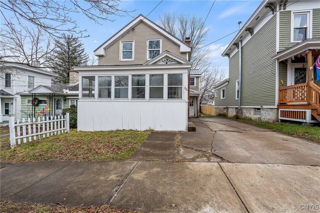 35 W 9th St in Oswego, NY - Building Photo