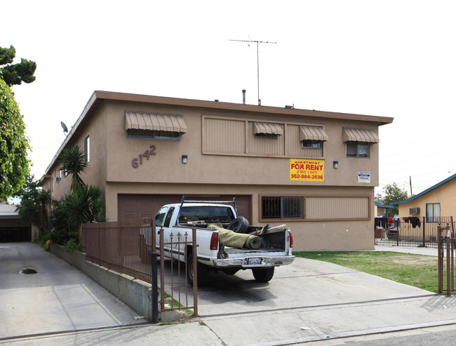 6142 Woodlawn Ave in Maywood, CA - Foto de edificio - Building Photo