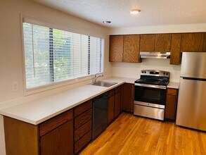 6797 SW Montauk Cir in Lake Oswego, OR - Building Photo - Building Photo