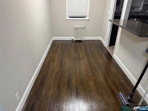 90 Ivy Ln in Englewood, NJ - Building Photo - Building Photo