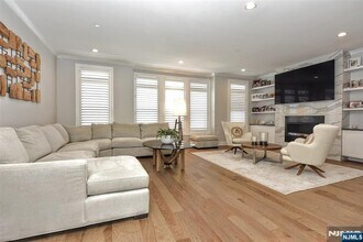 32 Cinnamon Dr in Upper Saddle River, NJ - Building Photo - Building Photo