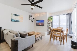 909 Reinli St in Austin, TX - Foto de edificio - Building Photo