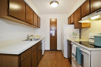 Cedaridge in Farmington Hills, MI - Foto de edificio - Building Photo