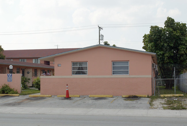 166 W 9th St in Hialeah, FL - Foto de edificio - Building Photo