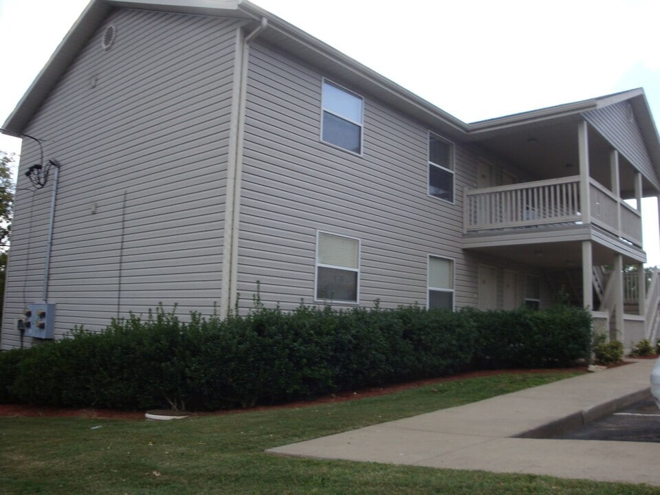 503 Twin Oaks in Kirbyville, MO - Building Photo