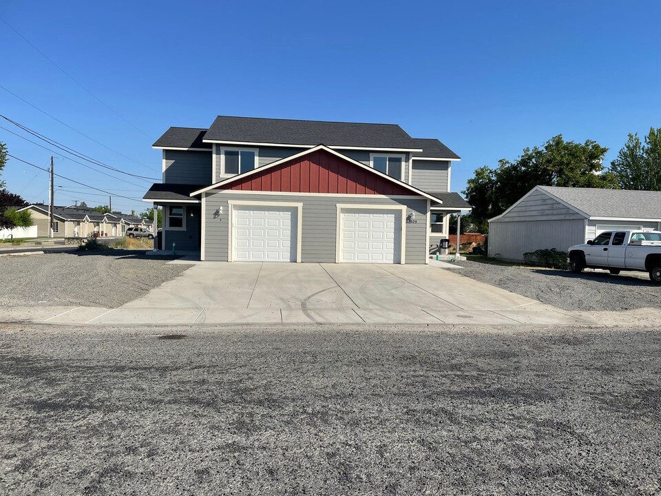 1029 Northwest Ln in Moses Lake, WA - Building Photo