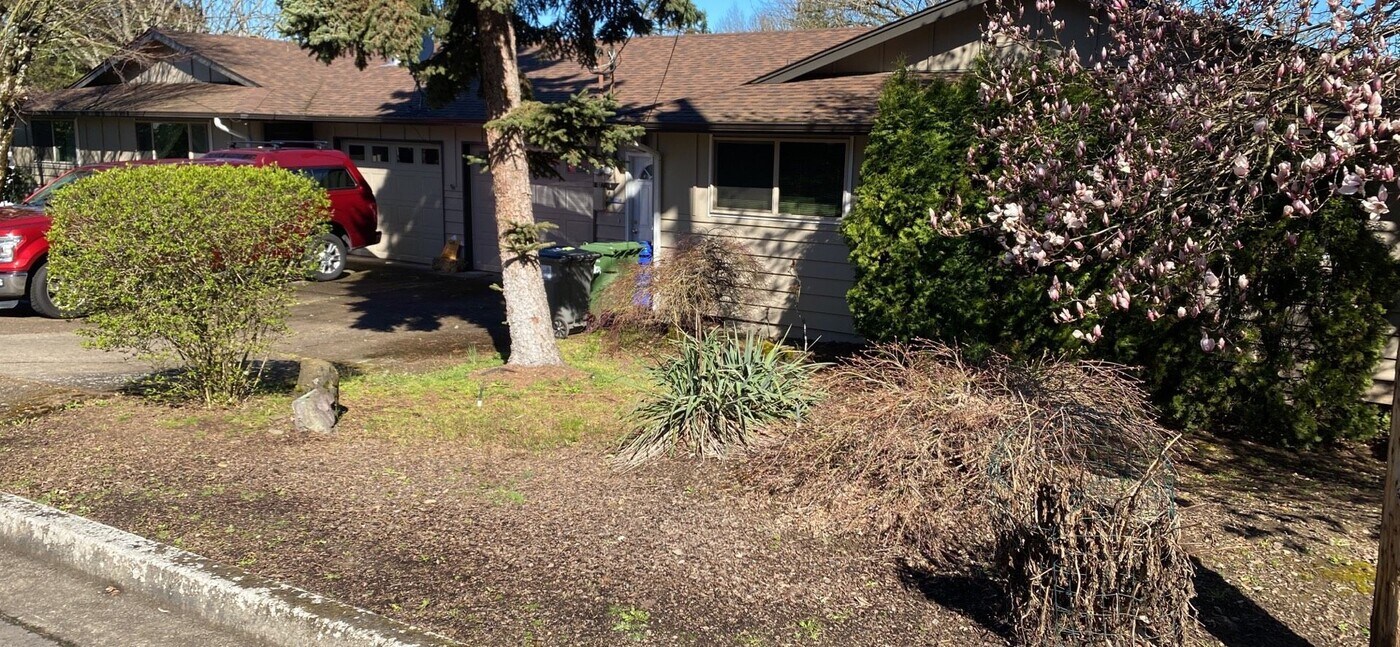 1205 Clinton Dr in Eugene, OR - Building Photo