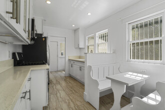 1828 S Gramercy Pl in Los Angeles, CA - Building Photo - Interior Photo