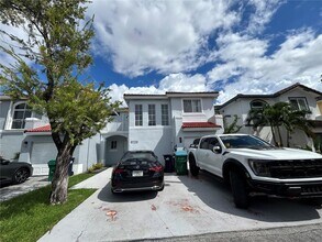 8725 SW 158th Pl in Miami, FL - Foto de edificio - Building Photo
