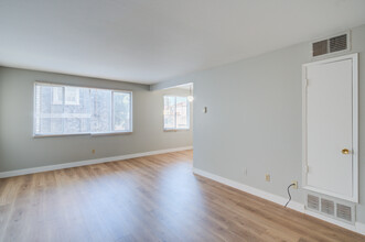 Americana Apartments in Berkeley, CA - Foto de edificio - Interior Photo