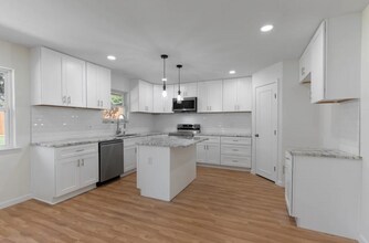 9225 Plano Rd in Dallas, TX - Foto de edificio - Building Photo