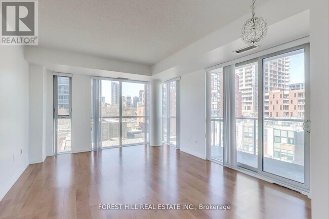 25-525 Cole St in Toronto, ON - Building Photo - Building Photo
