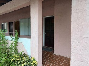 8039 Lake Dr in Doral, FL - Building Photo - Building Photo