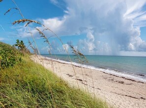 1 A1A Jimmy Buffett Mem Hwy in Vero Beach, FL - Building Photo - Building Photo