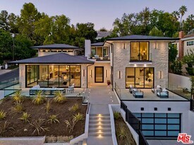 16879 Mooncrest Dr in Los Angeles, CA - Building Photo