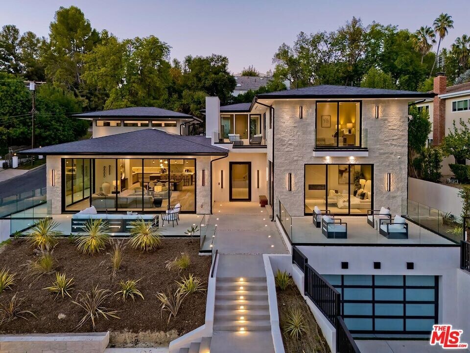 16879 Mooncrest Dr in Los Angeles, CA - Building Photo