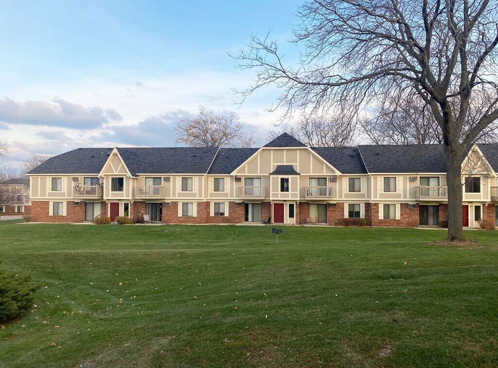 Wood Creek Apartments in Kenosha, WI