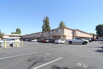 Diamond Head Apartments in Van Nuys, CA - Building Photo - Building Photo