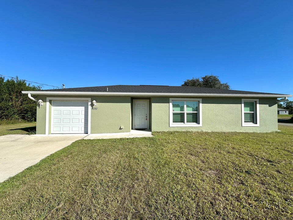 5061 N Obispo Cir in La Belle, FL - Foto de edificio