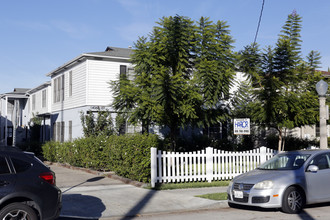 Dickens Courtyard 8 in Sherman Oaks, CA - Building Photo - Building Photo