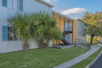 Sandstones Apartments in Pensacola, FL - Foto de edificio - Building Photo